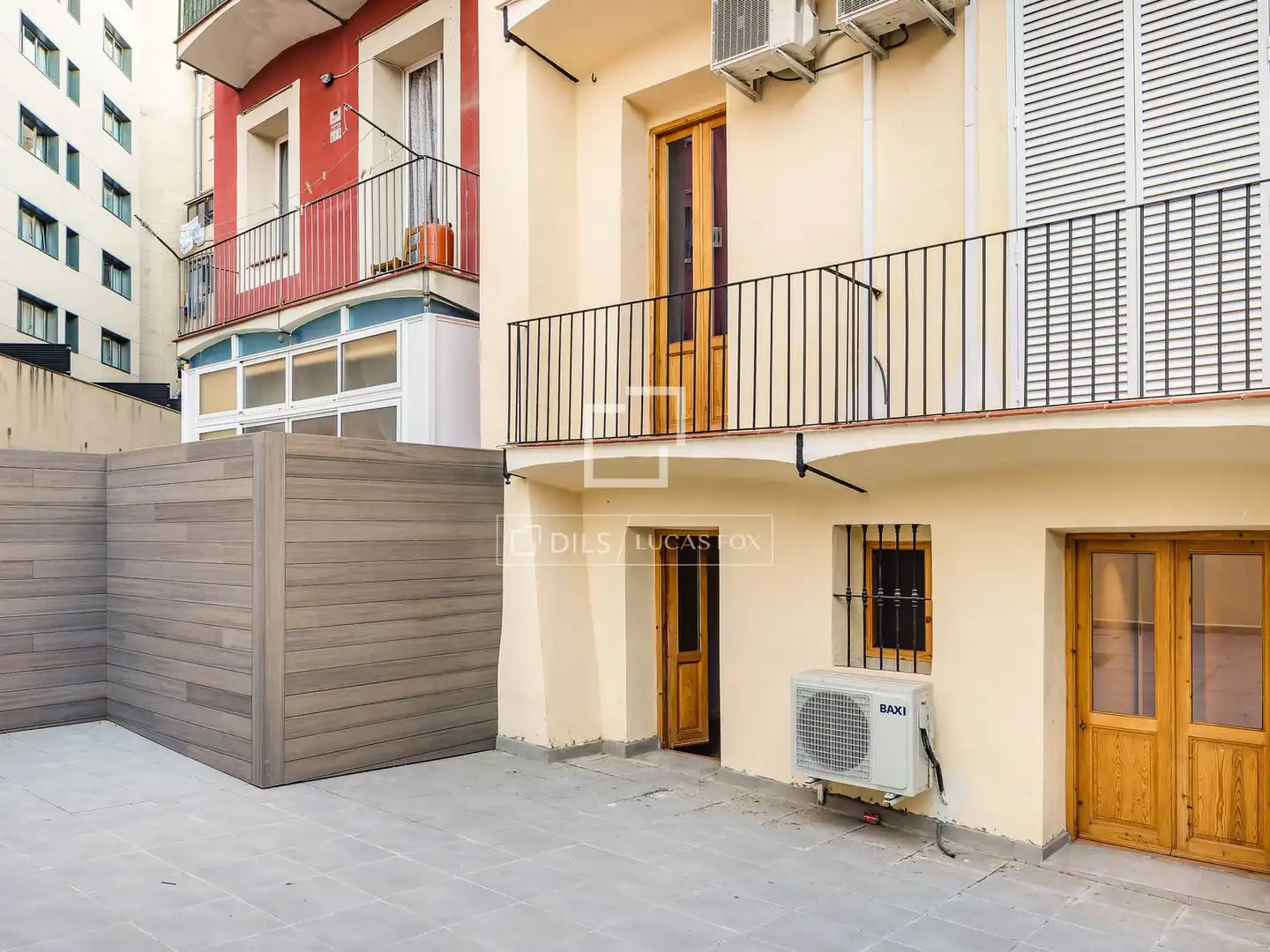 Vista exterior de Pis en venda en Barcelona amb Aire condicionat i Terrassa