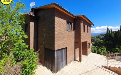 Vista exterior de Casa o xalet en venda en Llinars del Vallès amb Terrassa i Piscina