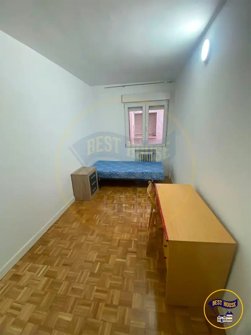 Bedroom of Flat for share in Cuenca  with Air Conditioner, Heating and Parquet flooring