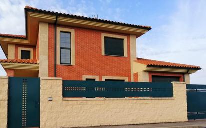 Exterior view of House or chalet for sale in Morales del Vino  with Heating, Private garden and Terrace