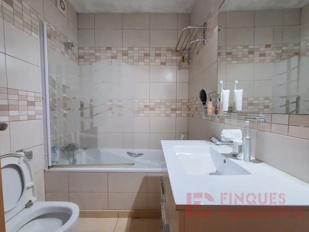 Bathroom of Flat for sale in Girona  with Furnished and Balcony