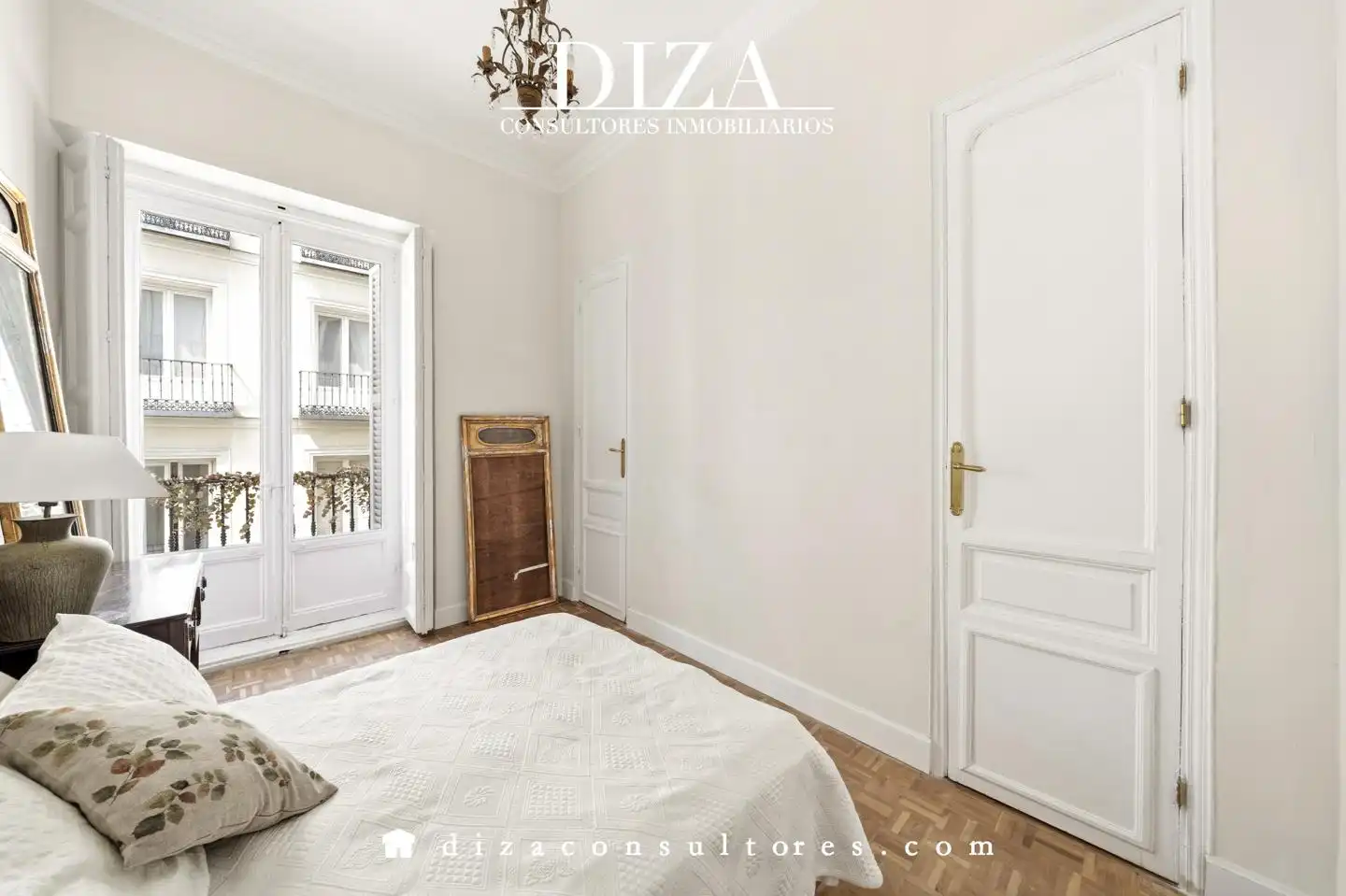 Bedroom of Flat for sale in Madrid  with Air Conditioner, Terrace and Furnished
