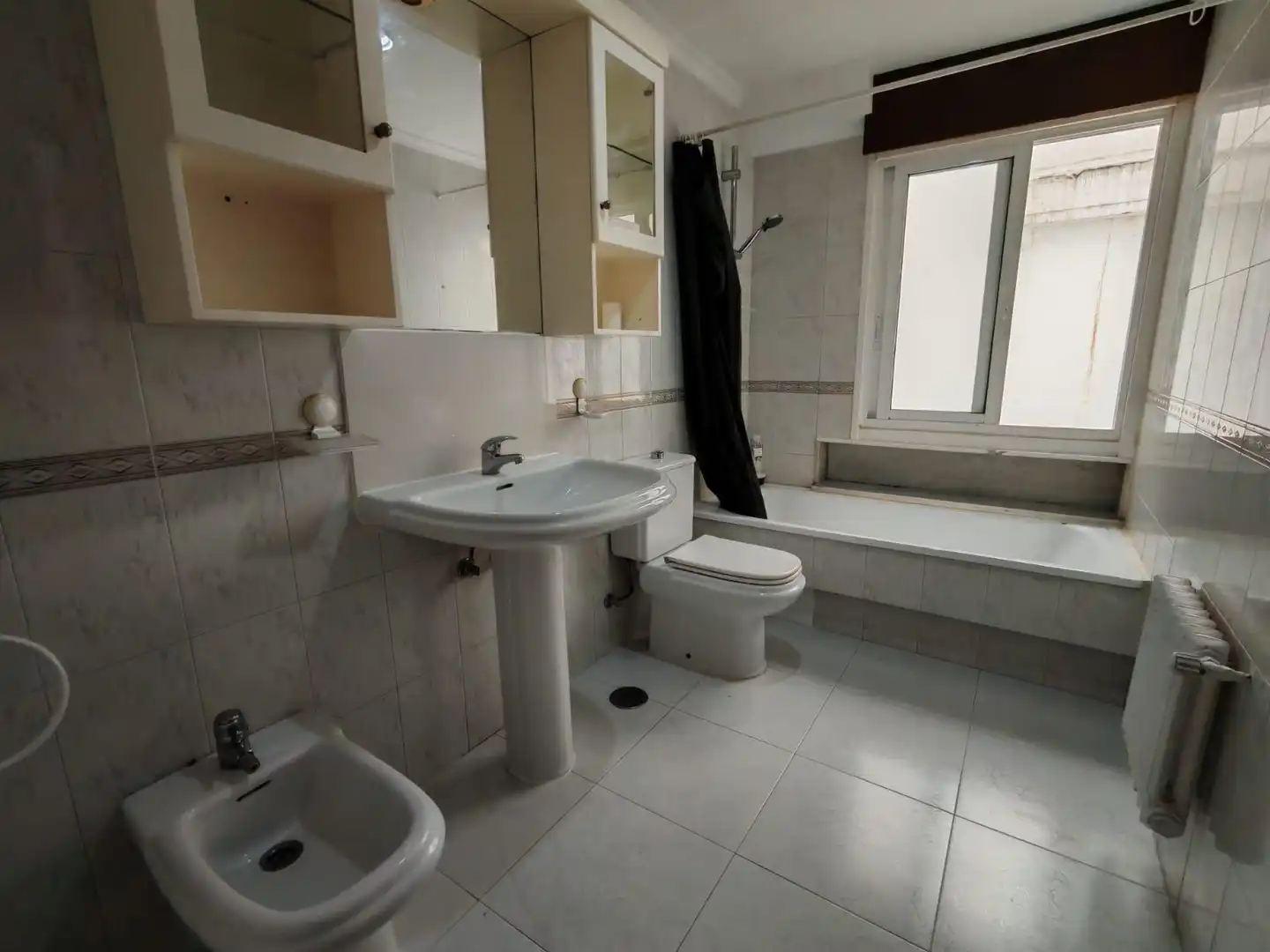 Bathroom of Flat for rent in Vigo   with Heating, Terrace and Furnished