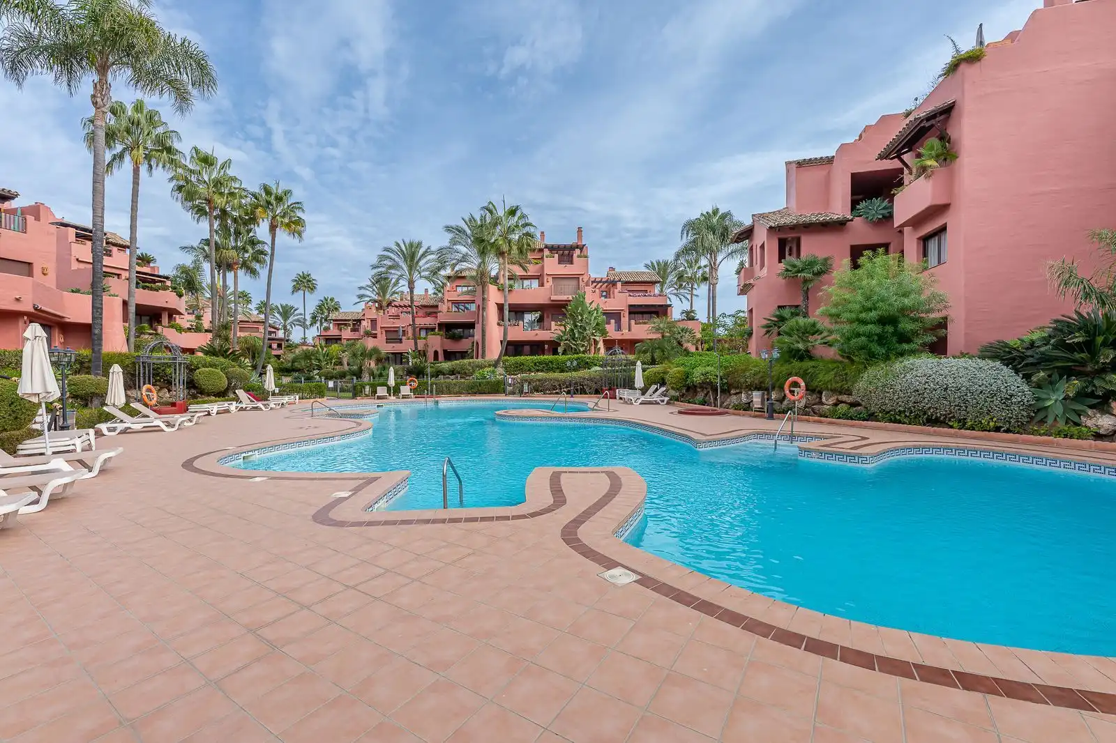 Außenansicht von Maisonette zum Verkauf in Estepona mit Klimaanlage, Terrasse und Möbliert