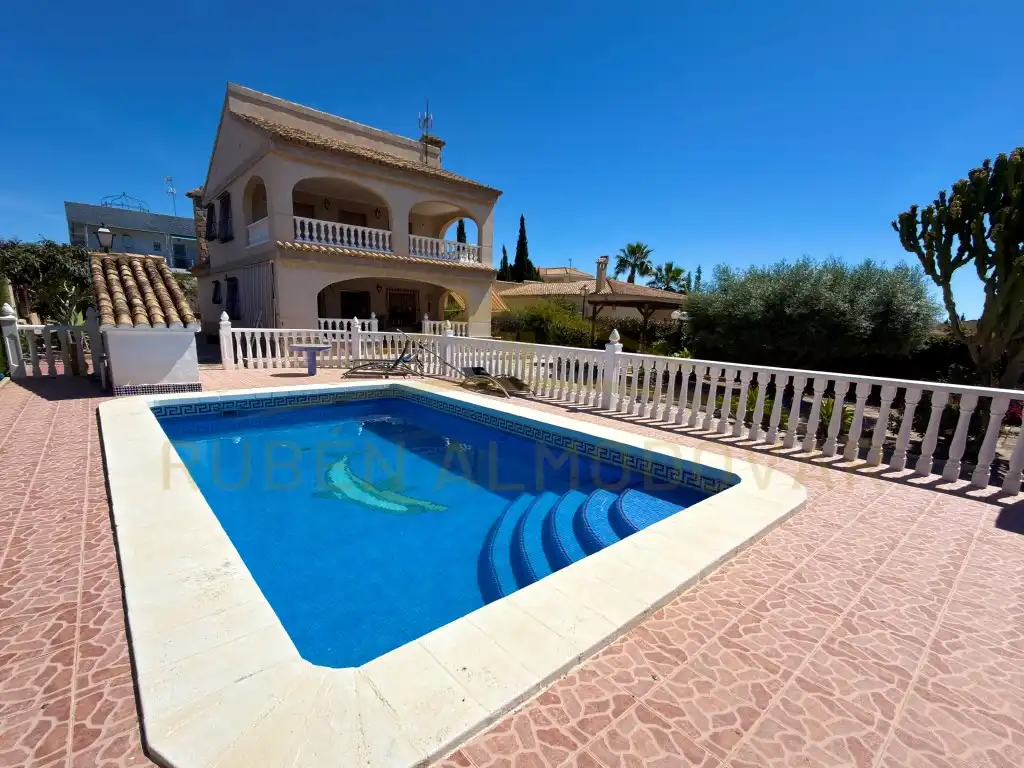 Chalet con piscina en venta en San Fulgencio