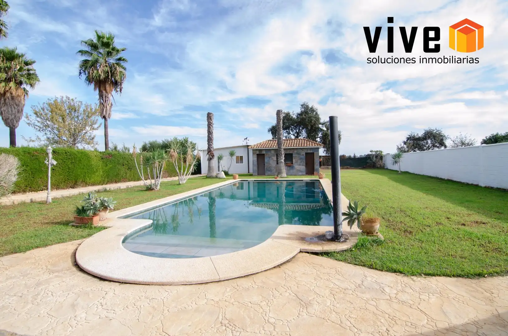 Jardí de Casa o xalet en venda en La Rinconada amb Aire condicionat, Calefacció i Jardí privat