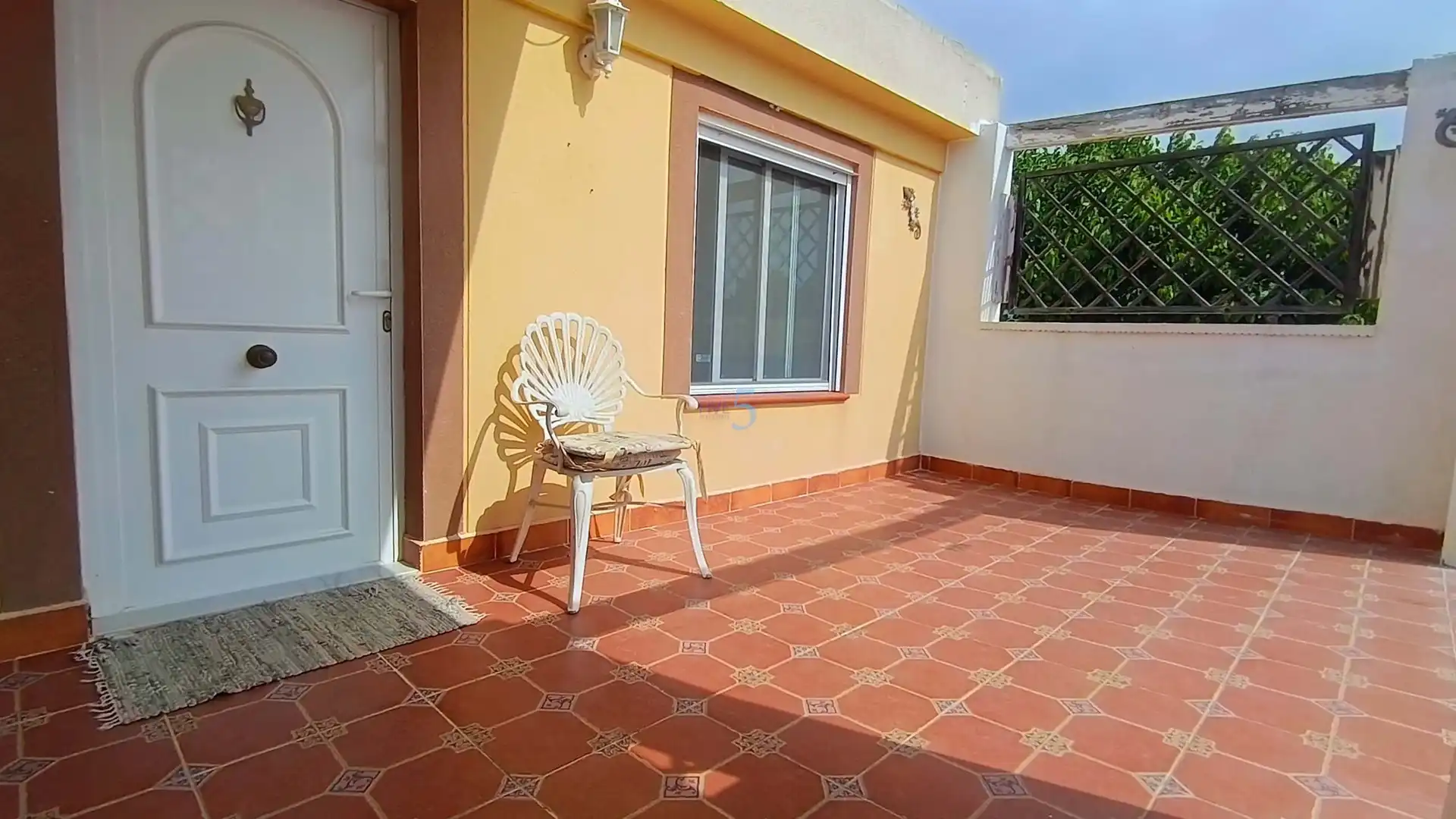 Terrasse von Einfamilien-Reihenhaus zum Verkauf in Torrevieja mit Klimaanlage, Heizung und Möbliert