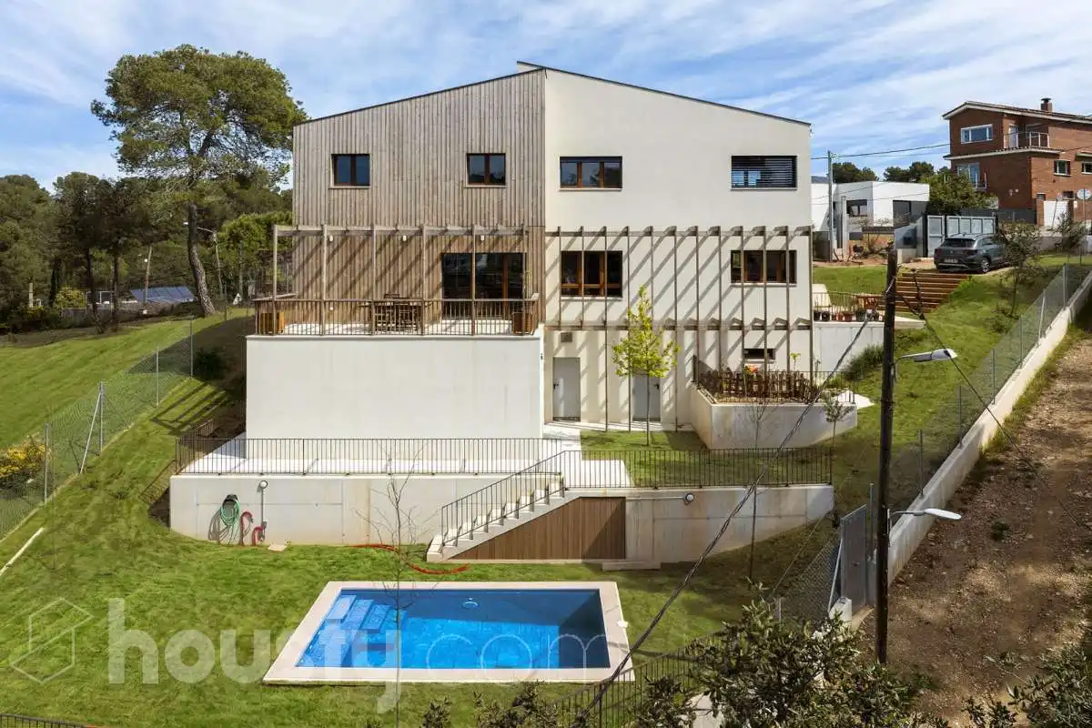 Casa amb piscina en venda a PASSATGE DEL CAQUI .