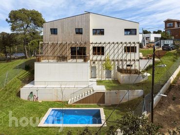 Casa amb piscina en venda a PASSATGE DEL CAQUI .