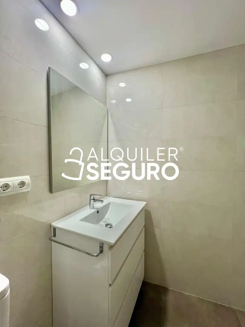 Bany de Pis de lloguer en Madrid amb Aire condicionat, Calefacció i Terrassa