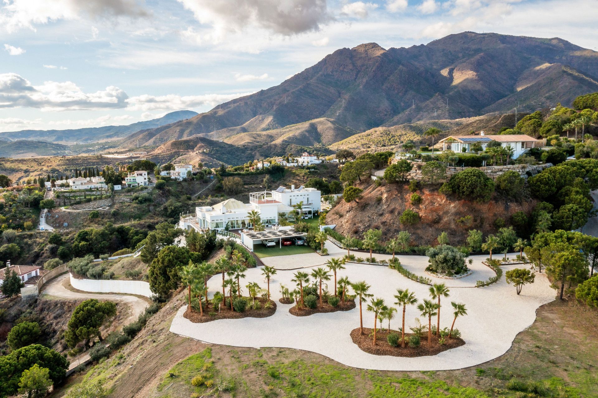 Vista exterior de Casa o xalet en venda en Estepona amb Aire condicionat, Jardí privat i Piscina