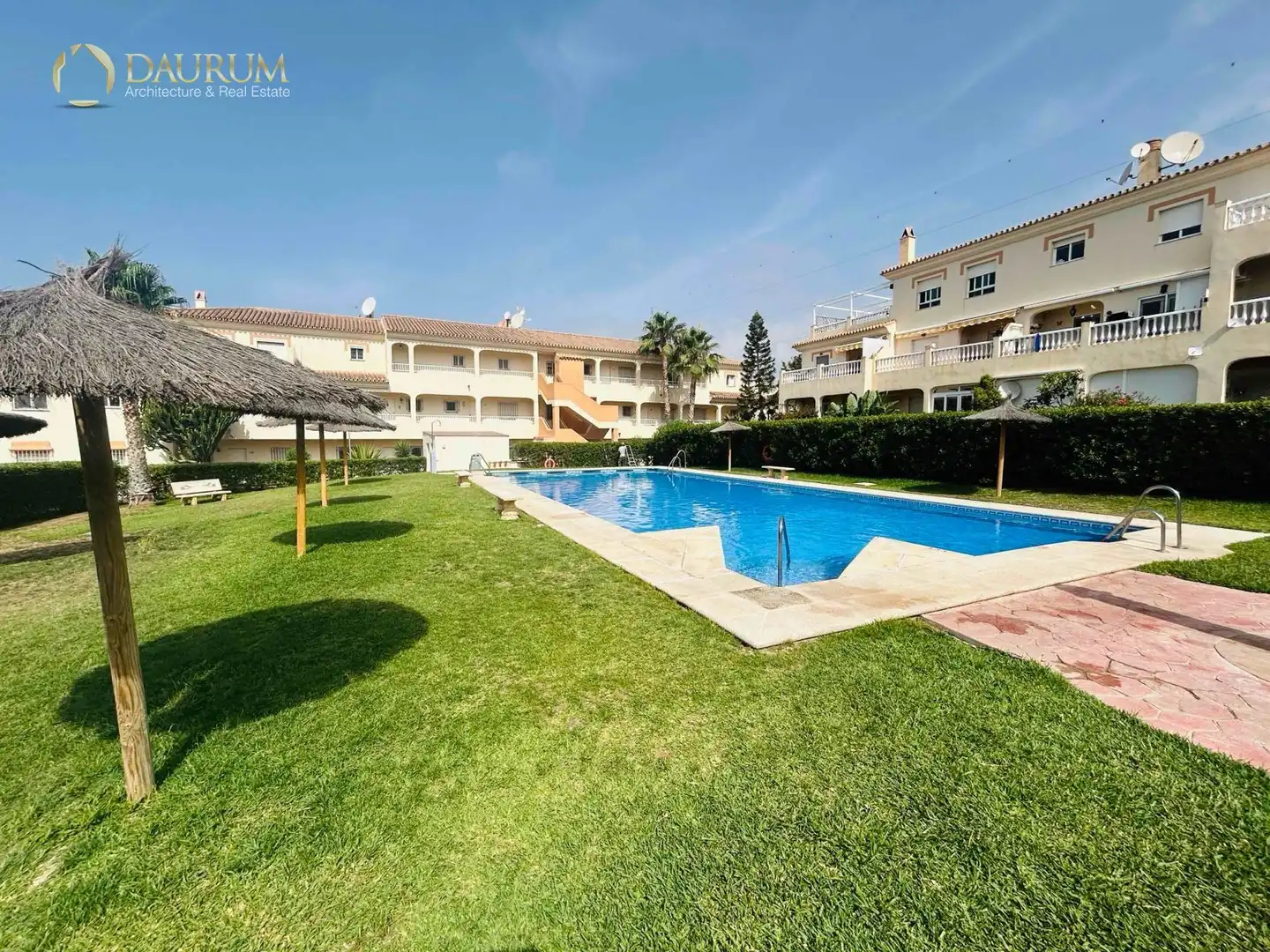 Außenansicht von Einfamilien-Reihenhaus zum Verkauf in Torrox mit Klimaanlage, Heizung und Privatgarten