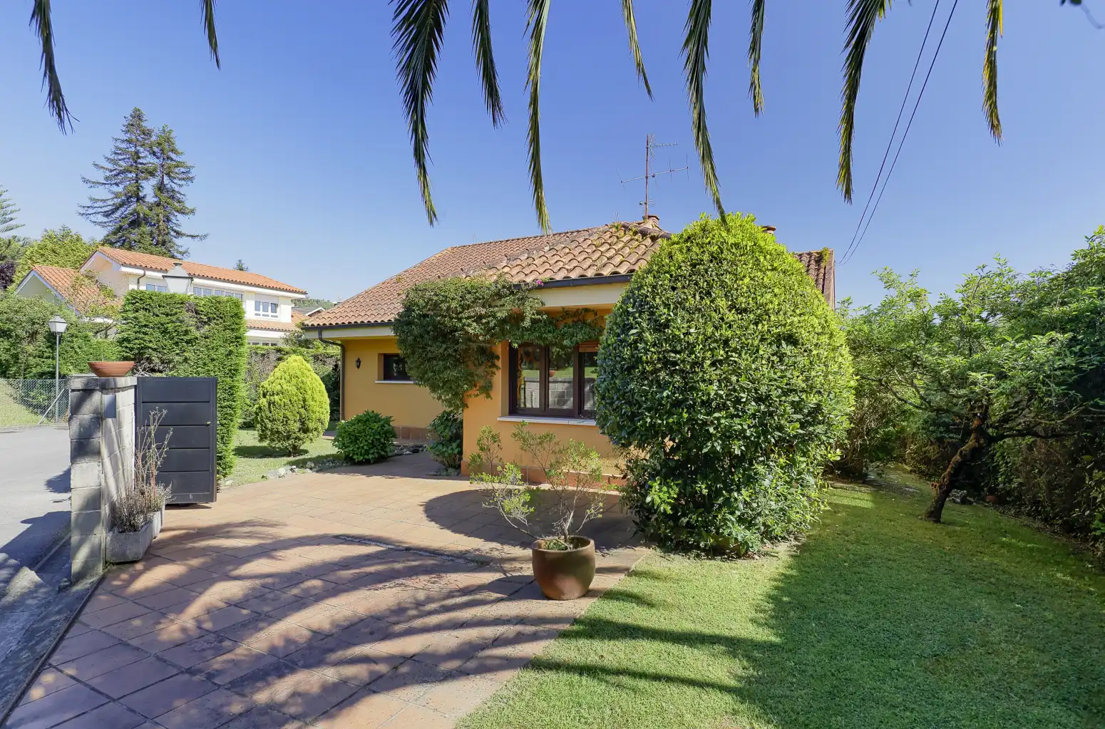 Vista exterior de Casa o xalet en venda en Gijón  amb Calefacció, Terrassa i Traster