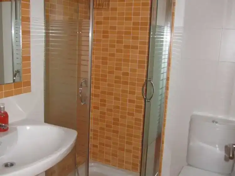 Badezimmer von Wohnung zur Miete in Foz mit Privatgarten, Parkett und Schwimmbad