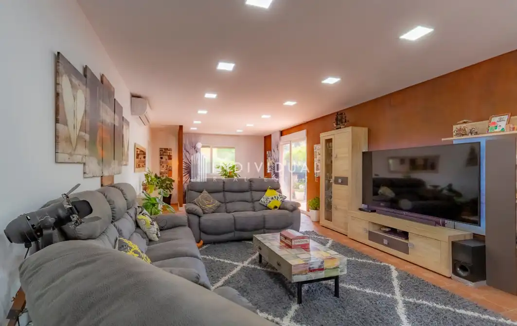 Sala d'estar de Casa o xalet en venda en Santa Eulàlia de Ronçana amb Aire condicionat, Jardí privat i Parquet