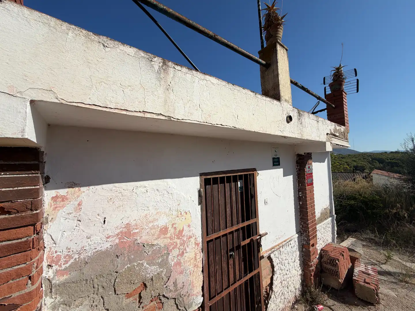Vista exterior de Finca rústica en venda en Vilanova i la Geltrú amb Jardí privat, Terrassa i Piscina