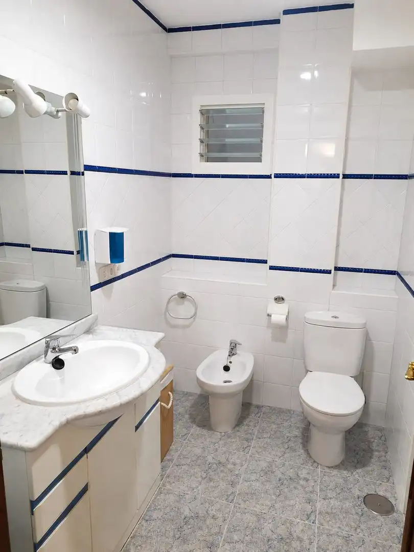 Bany de Pis en venda en Sevilla amb Aire condicionat