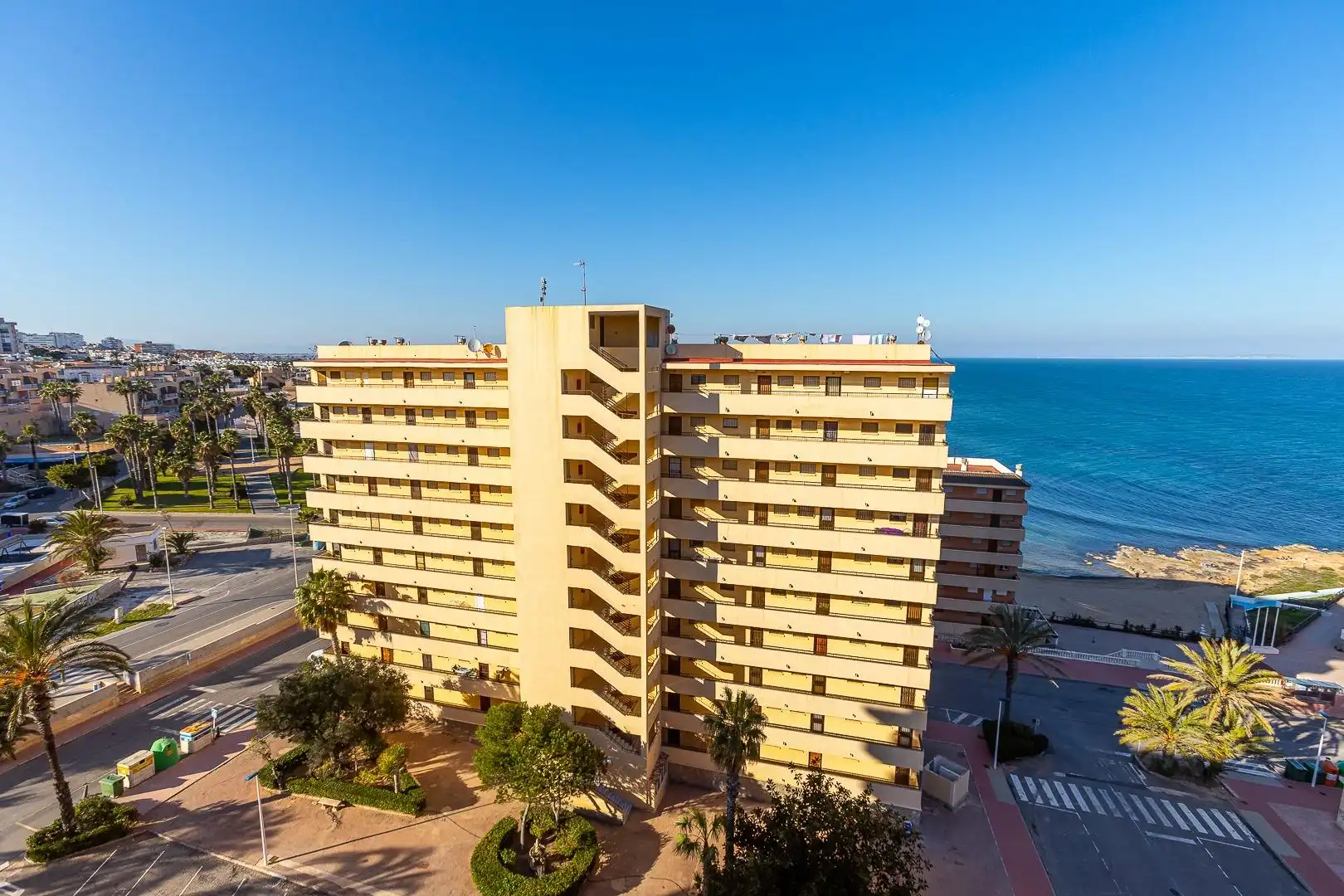 Vista exterior de Apartament en venda en Torrevieja amb Aire condicionat, Terrassa i Moblat