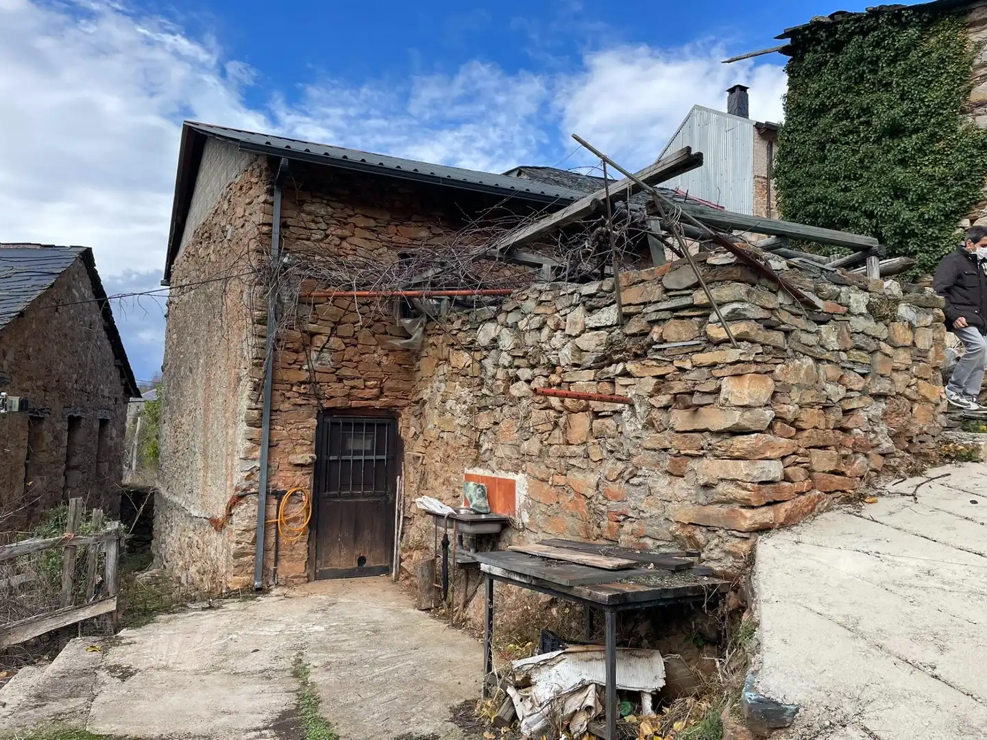 Exterior view of Houses for sale in Priaranza del Bierzo  with Furnished