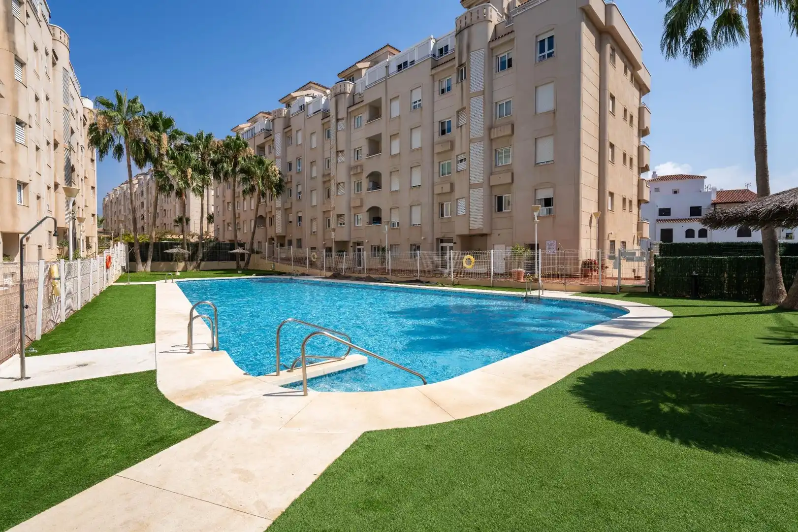 Piscina de Pis en venda en Roquetas de Mar amb Aire condicionat, Jardí privat i Terrassa