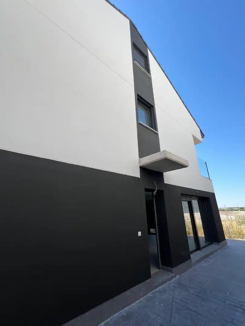 Vista exterior de Casa adosada en venta en Villalbilla con Calefacción, Jardín privado y Terraza