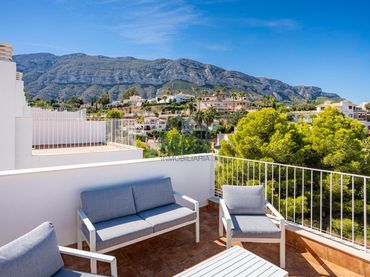 Maison mitoyenne avec balcon à vendre à Rosa