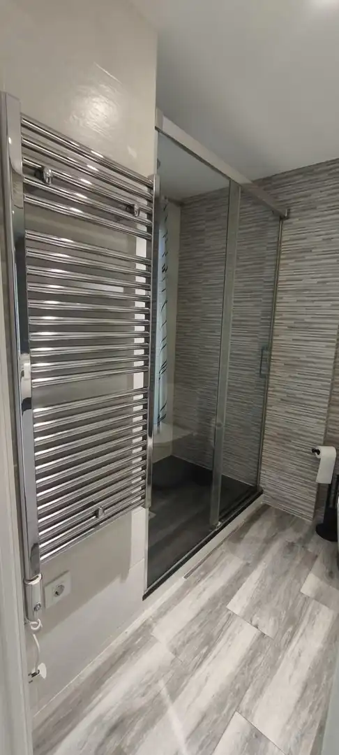 Badezimmer von Wohnung zum Verkauf in Salou mit Klimaanlage, Heizung und Terrasse