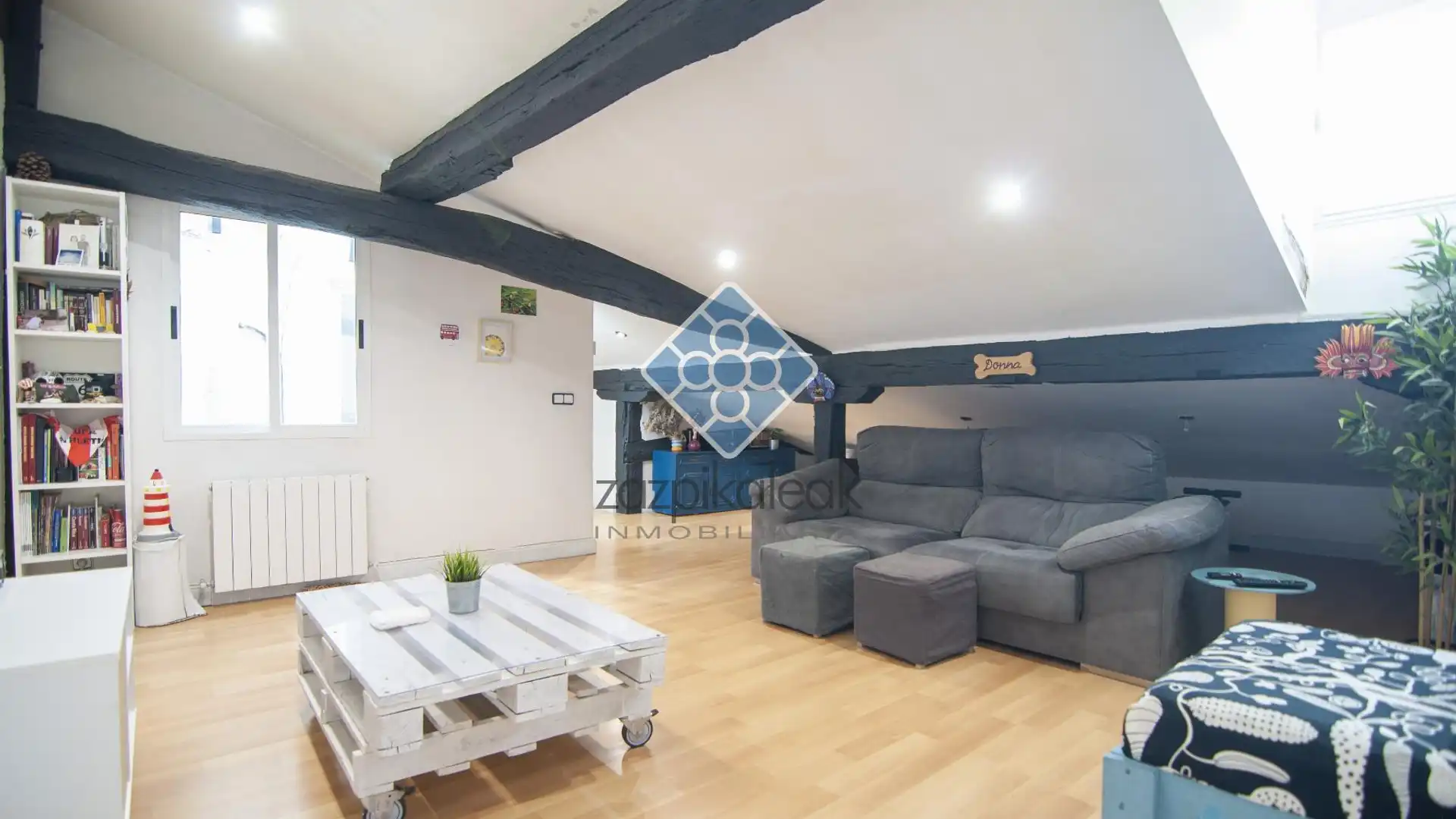 Sala d'estar de Pis en venda en Bilbao  amb Calefacció, Parquet i Traster