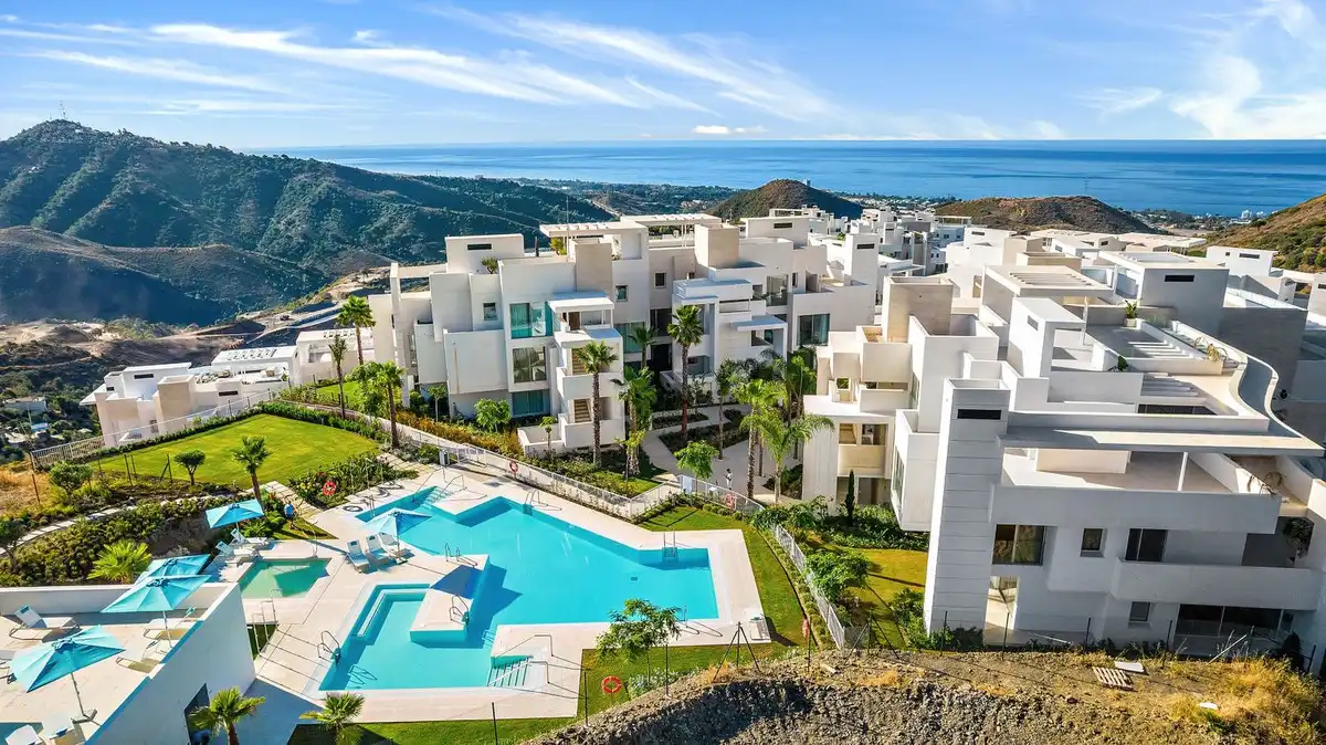 Vista exterior de Piso en venta en Marbella con Terraza y Piscina