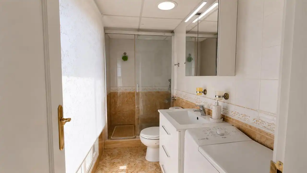 Badezimmer von Wohnung zur Miete in Benalmádena mit Schwimmbad und Möbliert