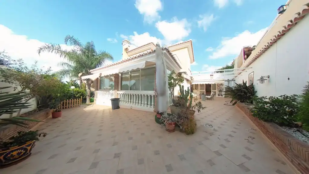 Vista exterior de Casa o xalet en venda en Vélez-Málaga amb Aire condicionat, Terrassa i Jacuzzi