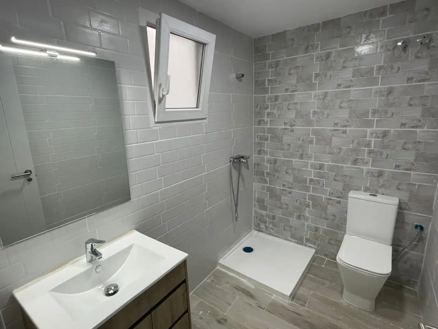 Baño de Piso de alquiler en Castellón de la Plana / Castelló de la Plana con Terraza, Amueblado y Balcón