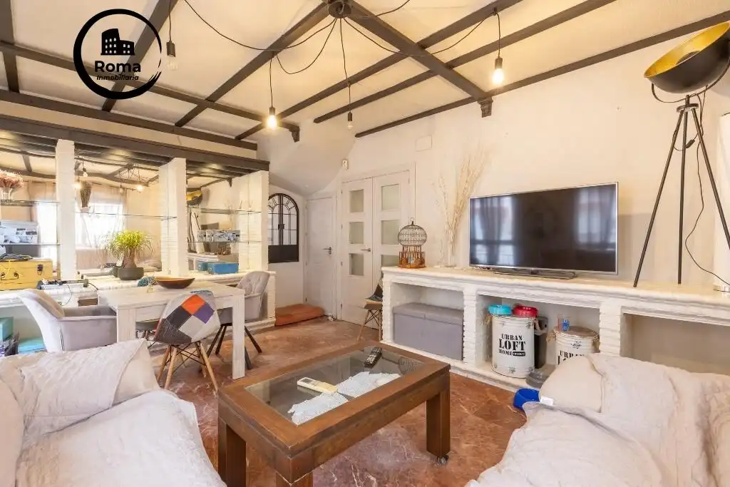 Sala d'estar de Casa adosada en venda en Granada amb Terrassa i Piscina comunitària