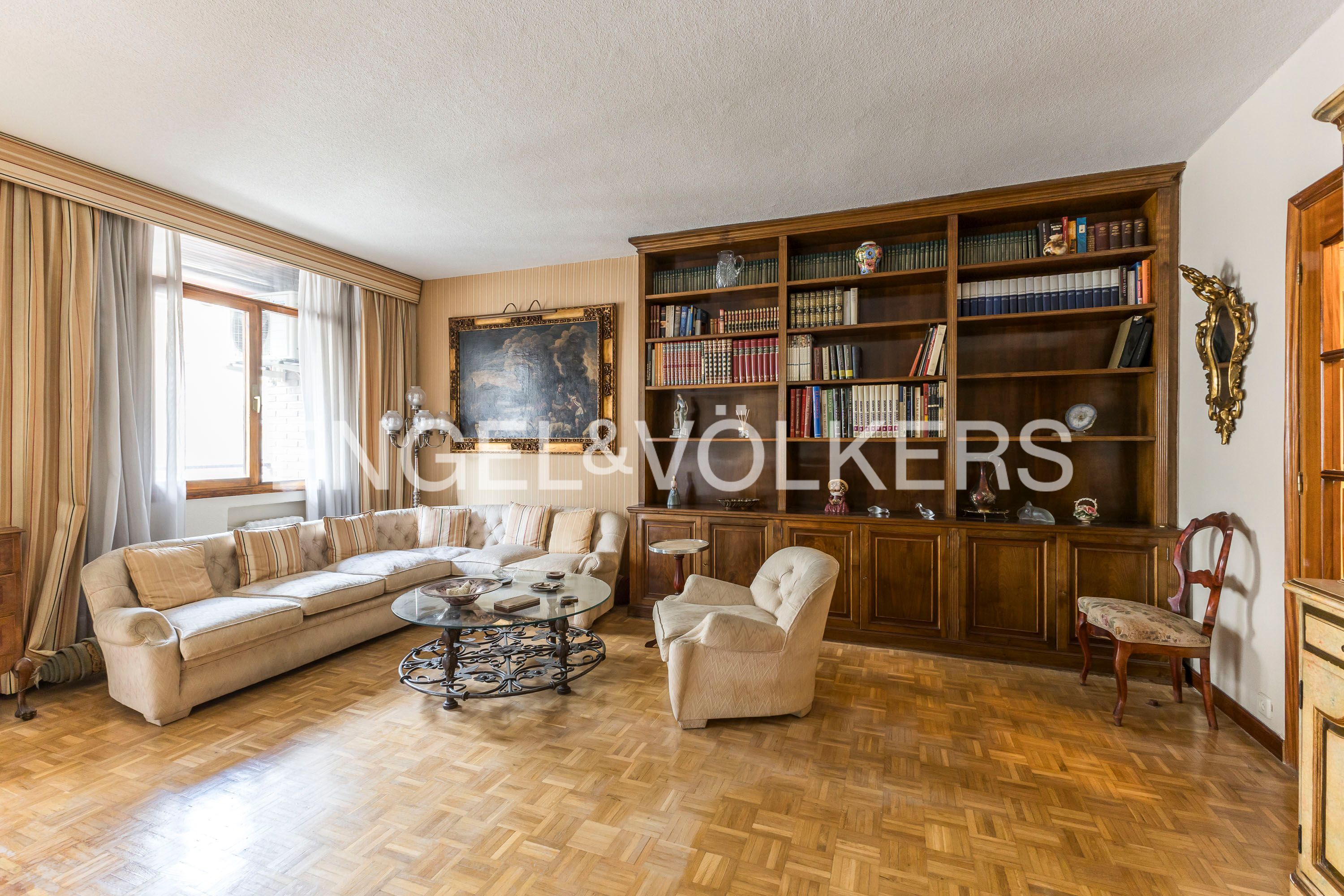 Living room of Apartment for sale in  Madrid Capital  with Air Conditioner, Heating and Parquet flooring