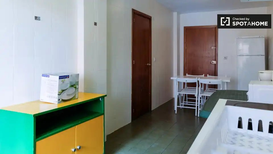 Cuina de Apartament per a compartir en Granada amb Aire condicionat, Terrassa i Moblat