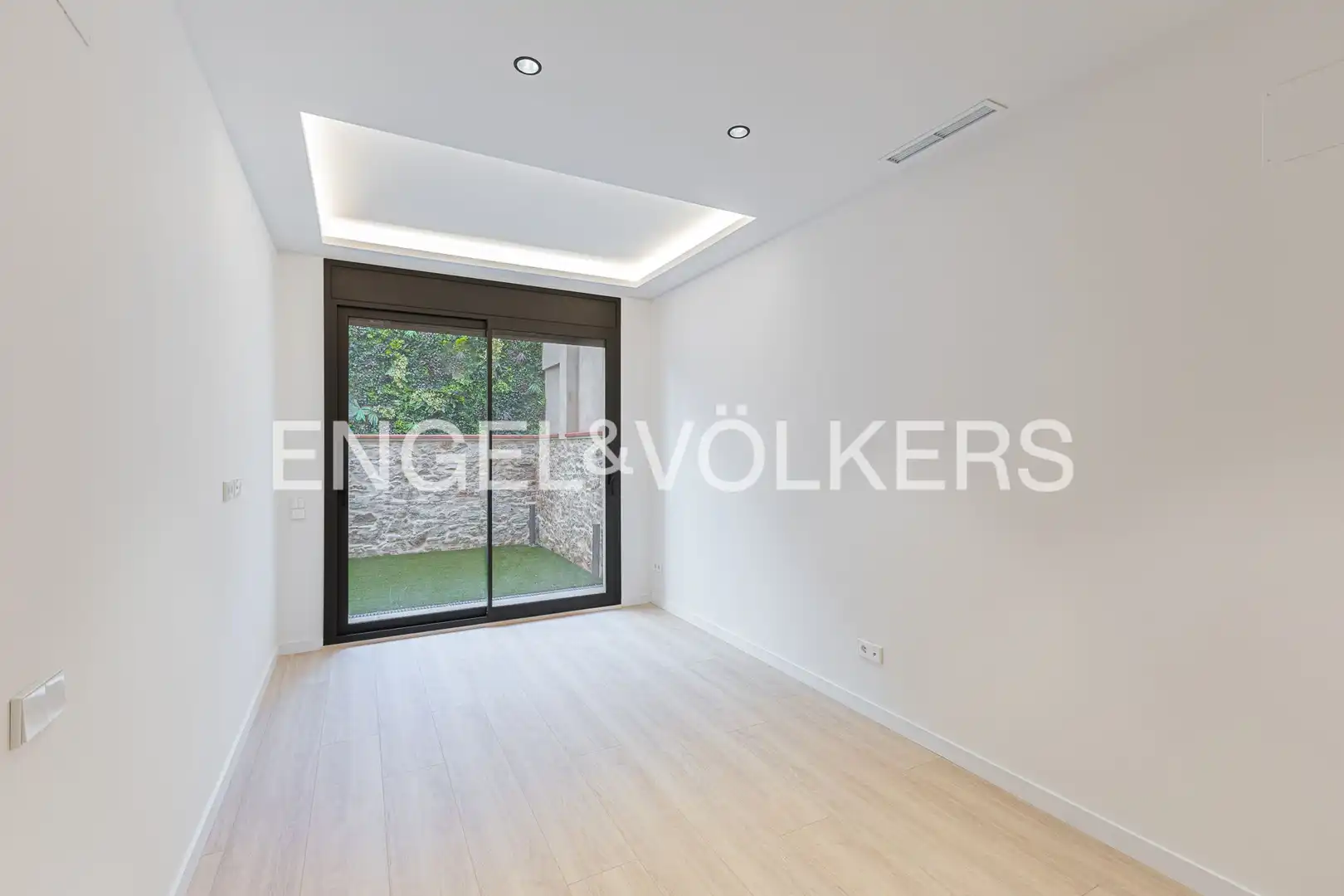 Flat for sale in Barcelona  with Air Conditioner, Heating and Private garden