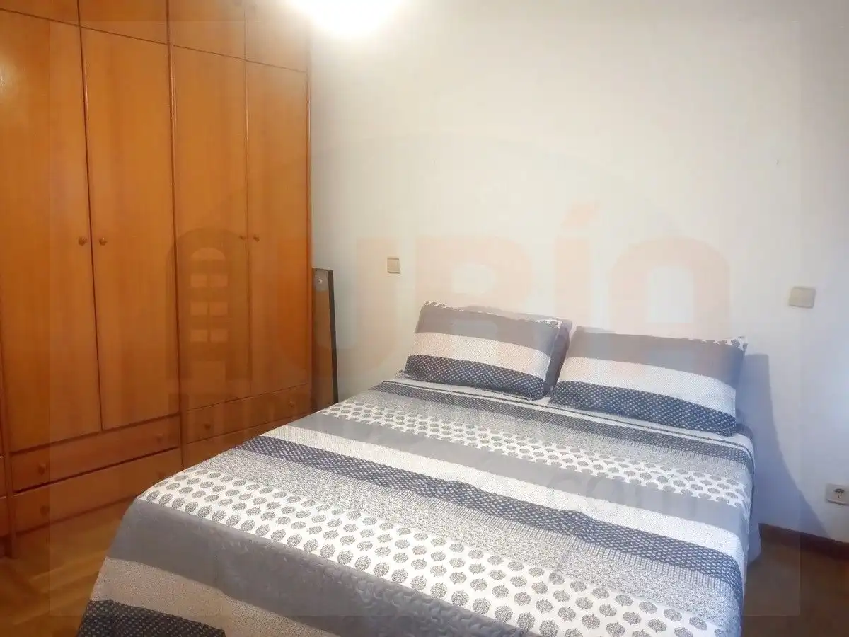 Dormitori de Apartament de lloguer en Oviedo  amb Calefacció, Parquet i Moblat