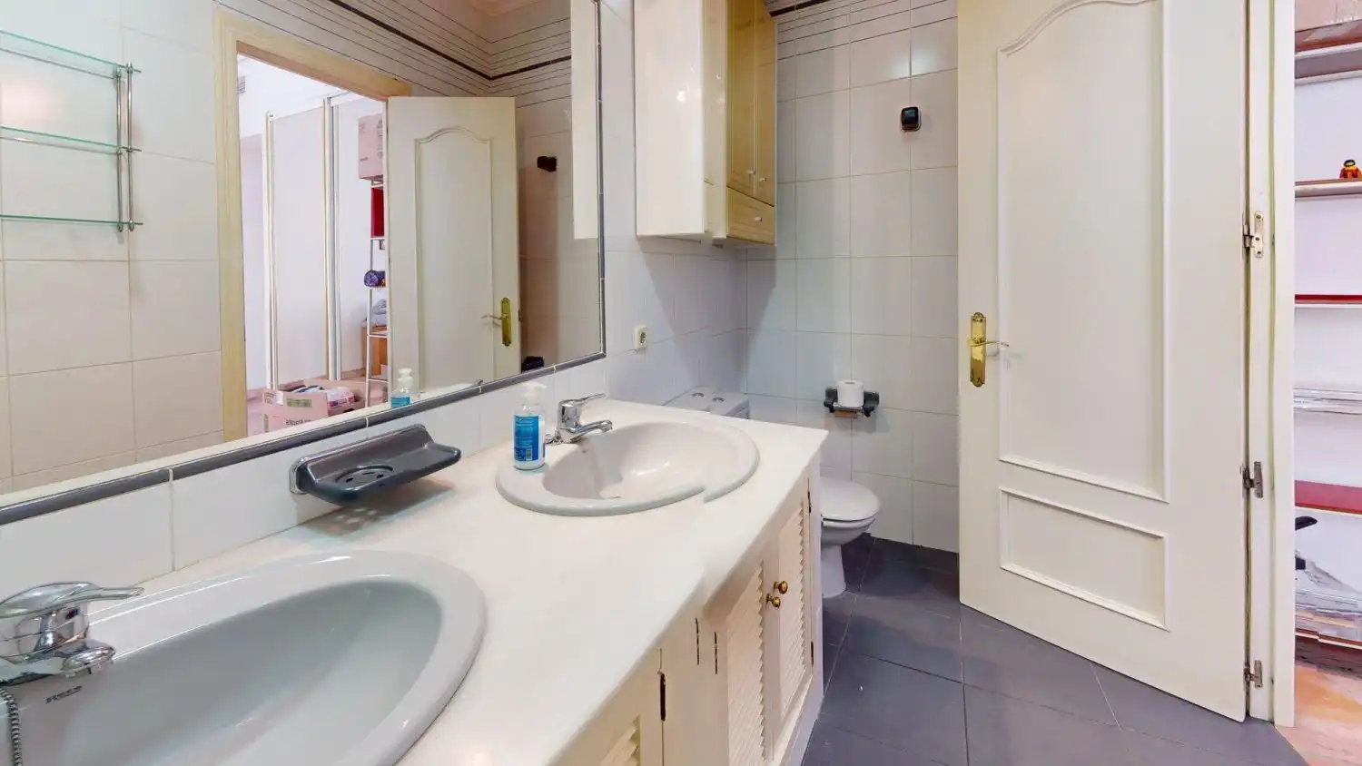 Bathroom of Flat for sale in Sevilla  with Air Conditioner, Heating and Terrace