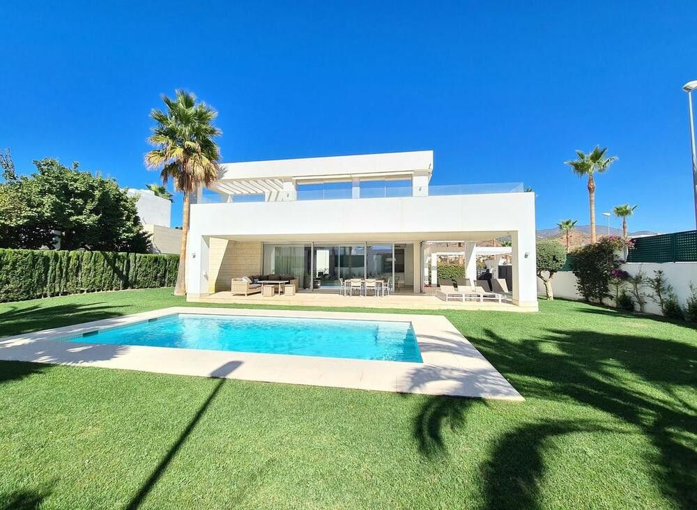 Vista exterior de Casa o xalet de lloguer en Marbella amb Aire condicionat, Jardí privat i Terrassa