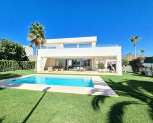 Vista exterior de Casa o xalet de lloguer en Marbella amb Aire condicionat, Jardí privat i Terrassa