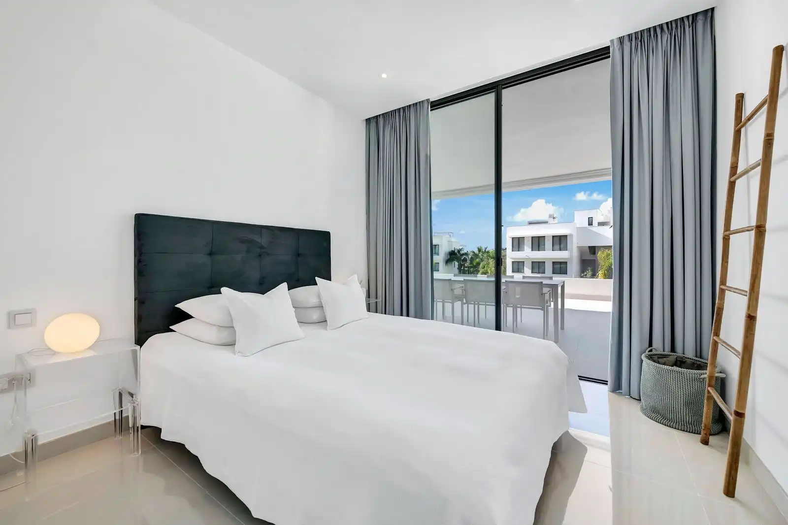 Habitación de Apartamento en venta en Estepona con Terraza, Trastero y Amueblado