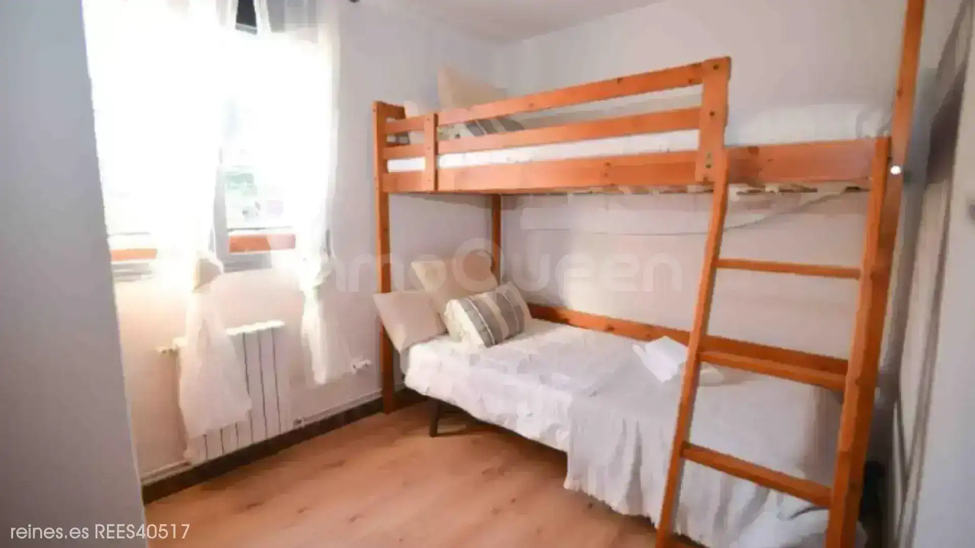 Dormitori de Casa o xalet en venda en Val de San Vicente  amb Calefacció, Terrassa i Moblat