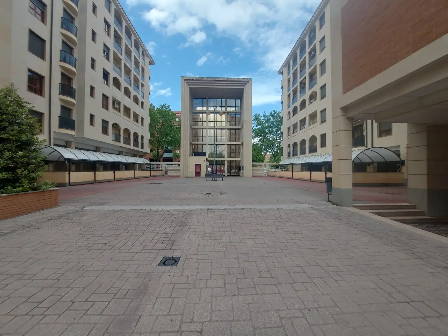 Vista exterior de Piso de alquiler en  Logroño con Calefacción, Balcón y Piscina comunitaria