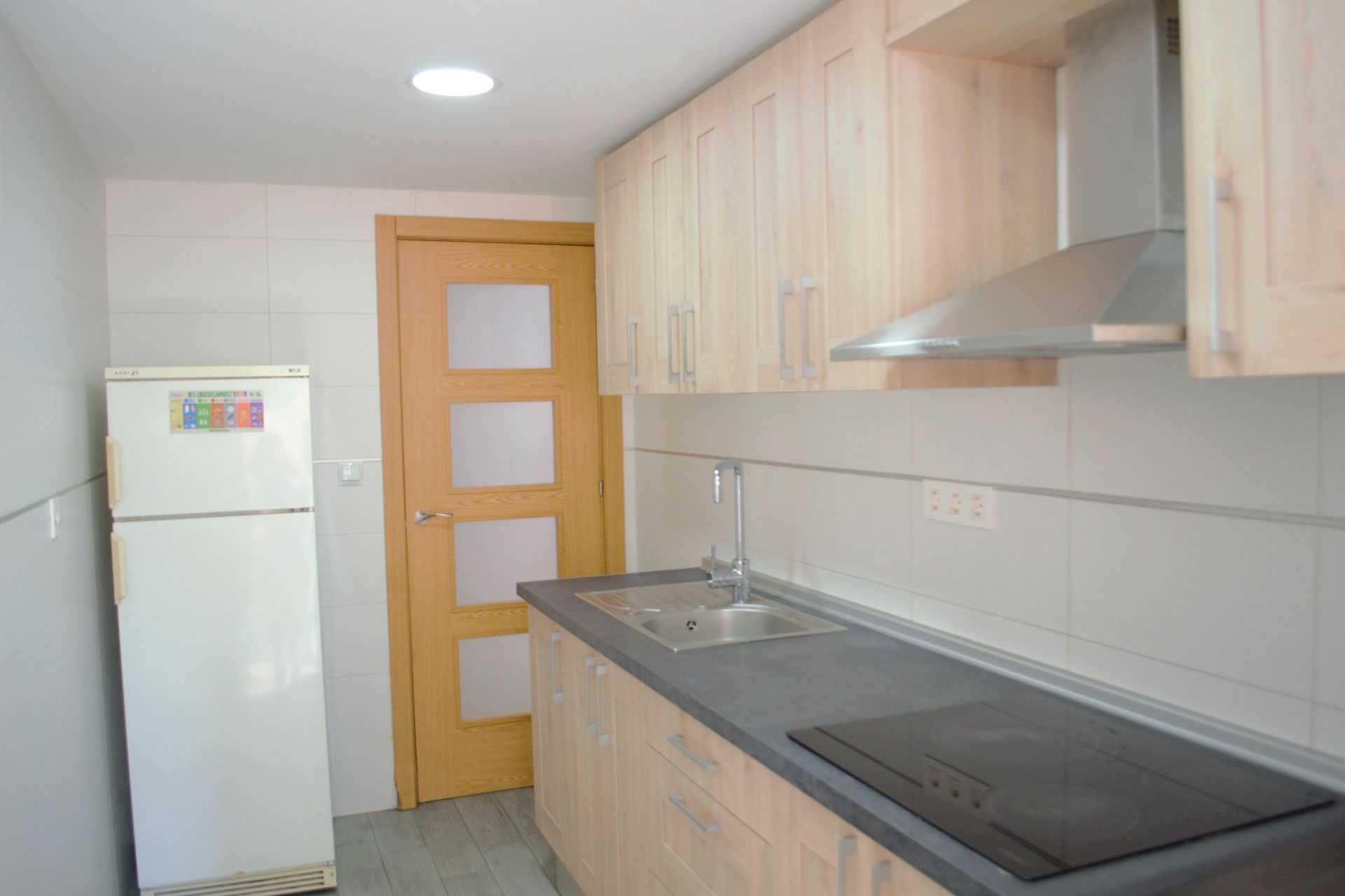 Kitchen of Flat to share in  Granada Capital  with Furnished, Oven and Washing machine