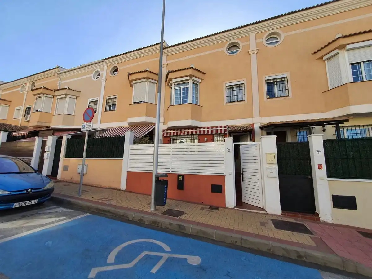 Vista exterior de Casa adosada en venta en Málaga con Aire acondicionado, Calefacción y Terraza