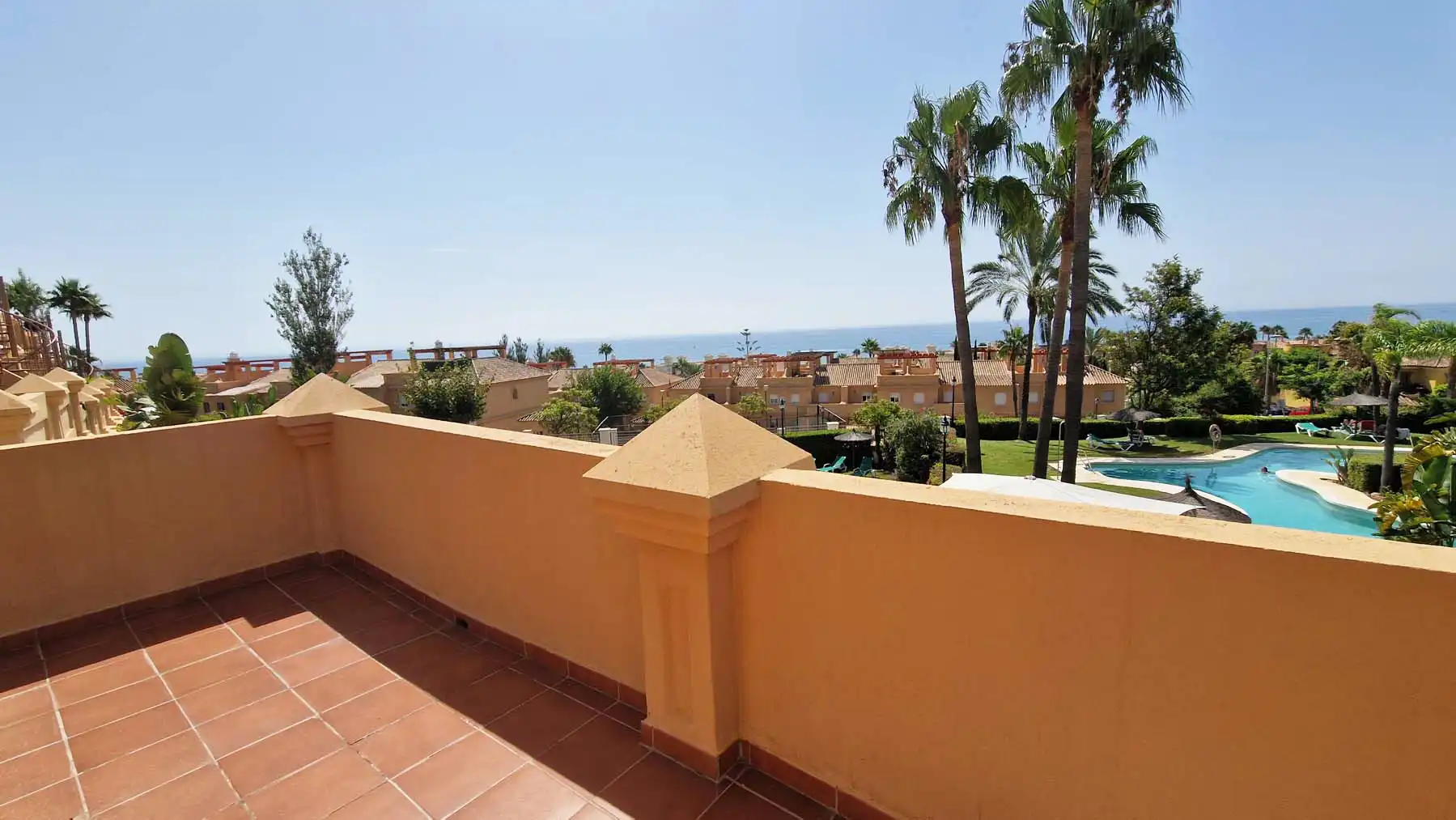 Garten von Einfamilien-Reihenhaus zum Verkauf in Estepona mit Klimaanlage, Privatgarten und Terrasse