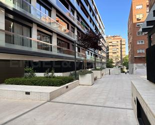 Vista exterior de Àtic de lloguer en  Madrid Capital amb Aire condicionat, Terrassa i Piscina