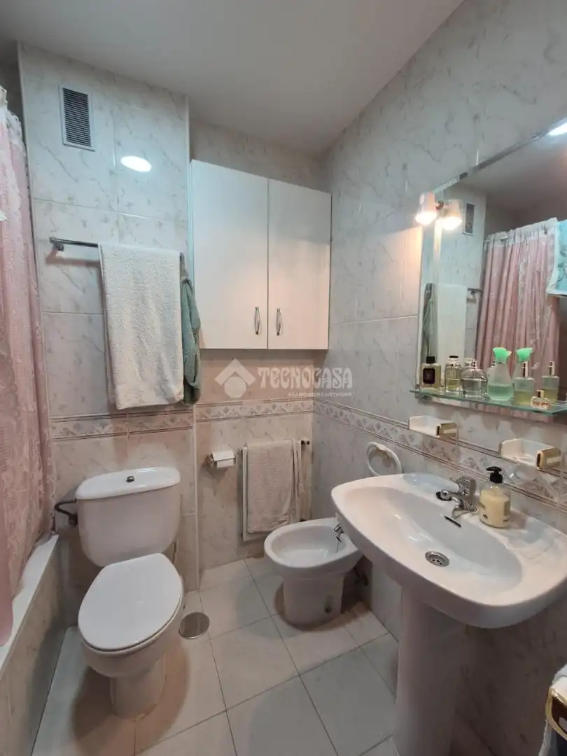 Badezimmer von Einfamilien-Reihenhaus zum Verkauf in Jadraque mit Heizung