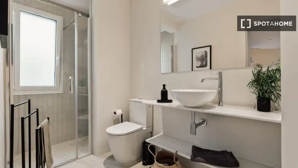 Baño de Piso de alquiler en Barcelona con Aire acondicionado, Calefacción y Amueblado