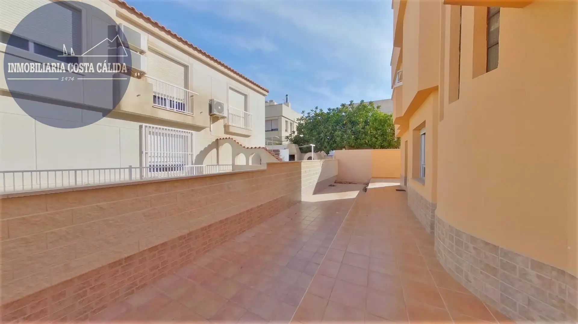 Vista exterior de Dúplex en venta en Águilas con Jardín privado, Terraza y Trastero